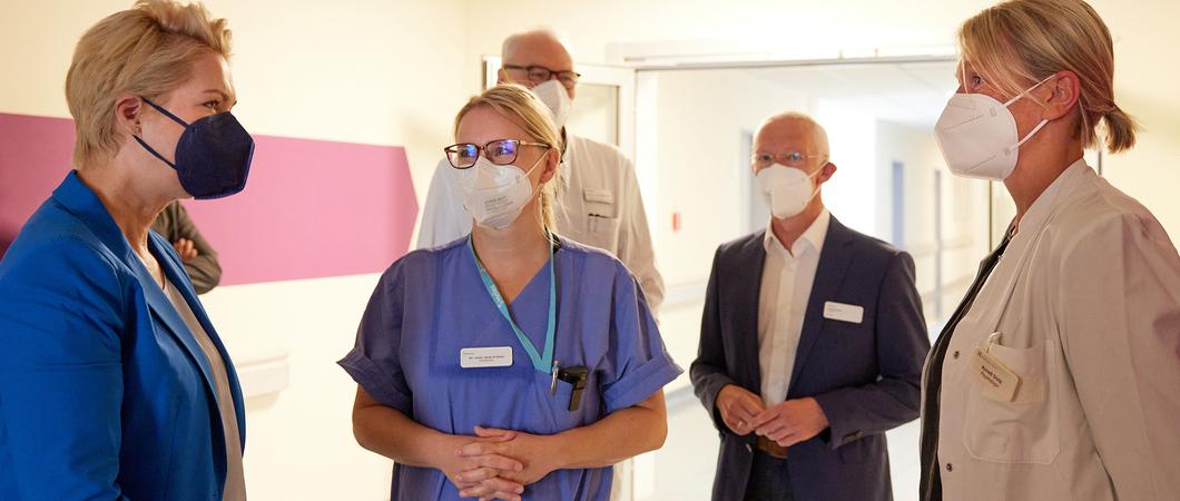 Seit September 2022 können Patienten und Angehörige auf den Intensivstationen der acht größten Krankenhäuser in Mecklenburg-Vorpommern auf psychologische Unterstützung zurückgreifen.