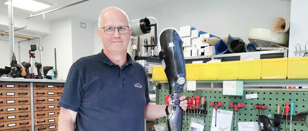 Rainer Kowalczik arbeitet seit 2008 bei STOLLE – nach 27 Jahren als Zimmermann hat er eine zweite Ausbildung als Orthopädietechniker gemacht. Meister Christian Scheel band ihn an die Beinprothetik.