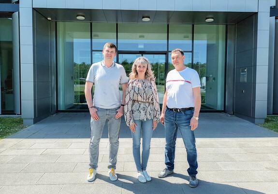 Kateryna Trypolskya (Foto, m.), Artur Trypolskyi (r.) und Mihajlo Shust (l.) teilen dasselbe Schicksal: Sie sind aus der Ukraine nach Deutschland geflüchtet. Inzwischen eint sie, dass sie bei Ypsomed eine Arbeit gefunden haben