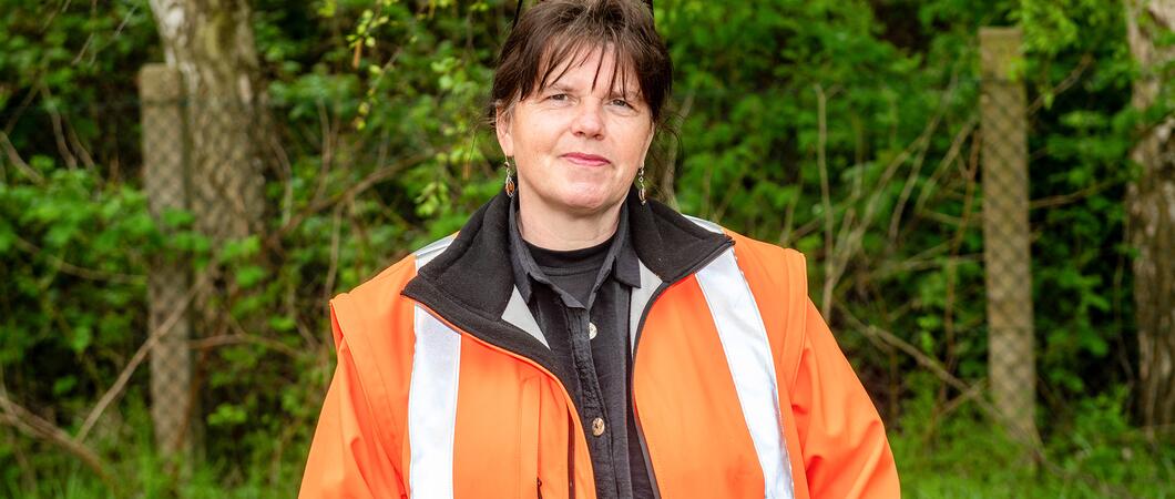 Eine Momentaufnahme im Juni: „Es gibt hier noch so viel zu erledigen“, sagt die taffe Dame am Franzosenweg auf ihrem Fahrrad. Fast jeder kennt sie. Ihre Fröhlichkeit mit einem verschmitzten Lächeln im Gesicht hat es in sich.