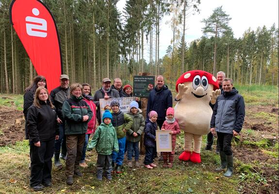 Der erste Spatenstich für das Wiederaufforstungsprojekt mit 1.500 jungen Bäumen in einem Waldgebiet in Domsühl erfolgte am 7. November durch die Sparkasse Mecklenburg-Schwerin gemeinsam mit der Lotteriegesellschaft der Ostdeutschen Sparkassen mbH