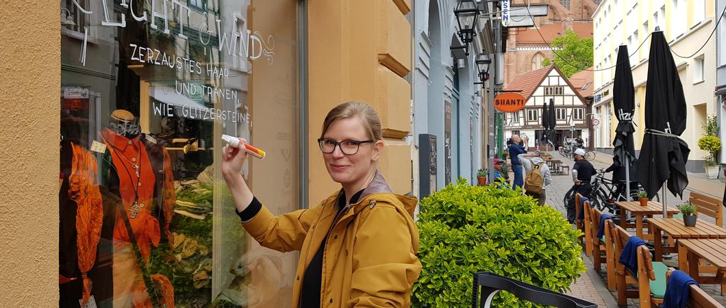 Anne Kubik ist eine der Künstlerinnen, die die Schaufenster Schwerins verschönern, Foto: maxpress