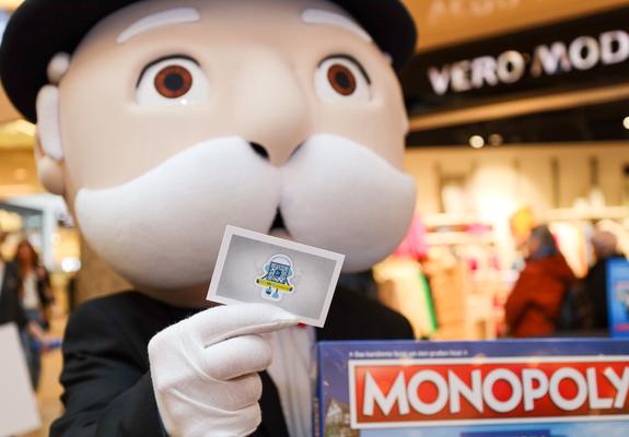 Mr. Monopoly stellte die neue Schweriner Ausgabe am 21. März gemeinsam mit den Schweriner Partnern und Unterstützern offiziell im Schlossparkcenter vor, Foto: maxpress