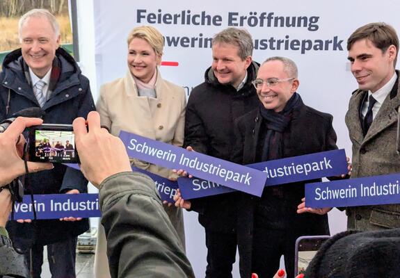 Die Deutsche Bahn hat die wichtige Anbindung des Industrieparks Schwerin an den Personennahverkehr umgesetzt und dafür gemeinsam mit dem Land Mecklenburg-Vorpommern rund 1,9 Millionen Euro in eine neue Bahnstation investiert