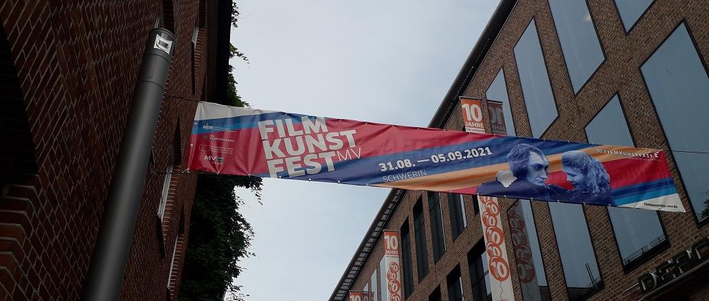 Das 31. FILMKUNSTFEST MV wird als eines der größten Publikumsfestivals Norddeutschlands wie schon 2021 in den Spätsommer verschoben und findet vom 30.August bis 4.September statt.