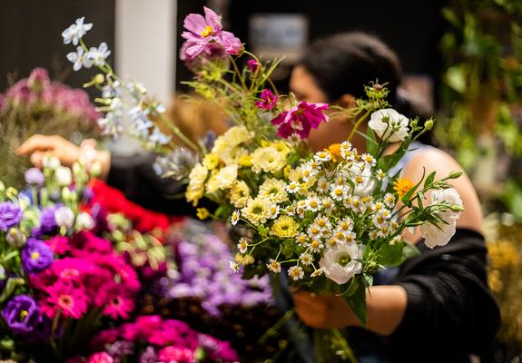 Mit Blumen machen sie anderen eine Freude – aber ihre eigene Bezahlung ist ein Ärgernis: Die rund 50 Menschen, die in Schwerin in Blumengeschäften und Gartencentern arbeiten, verdienen nach Beobachtung der IG BAU oft kaum mehr als zehn Euro pro Stunde.
