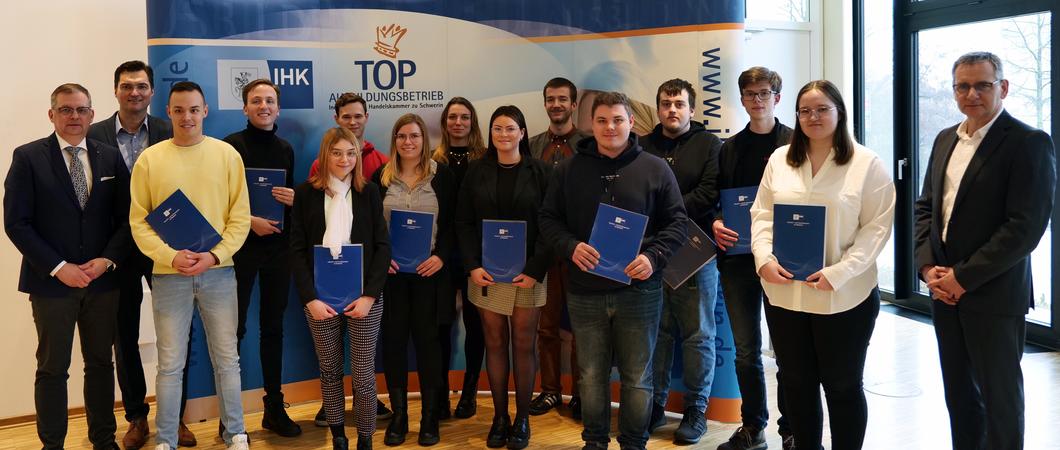 15 Absolventen aus Ausbildungsunternehmen in Westmecklenburg wurden ausgezeichnet, Foto: IHK zu Schwerin
