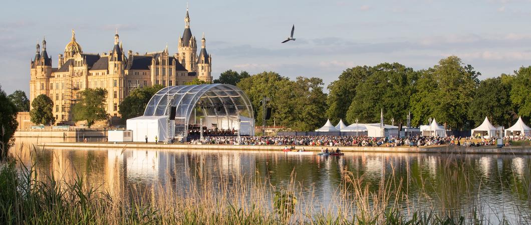 Zum ersten Mal wird die Mecklenburgische Staatskapelle Schwerin ihr Silvesterkonzert mitten im Sommer spielen.