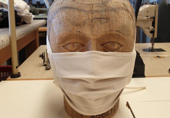 Die Schneiderei des Mecklenburgischen Staatstheaters fertigt seit Anfang der Woche Schutzmasken aus kochfestem Baumwollstoff.