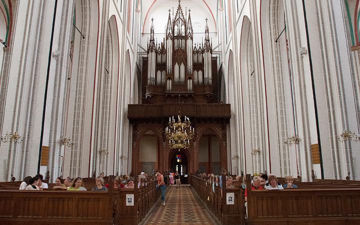 Schweriner-Dom-Innenansicht-mit-Orgel c maxpress content 2