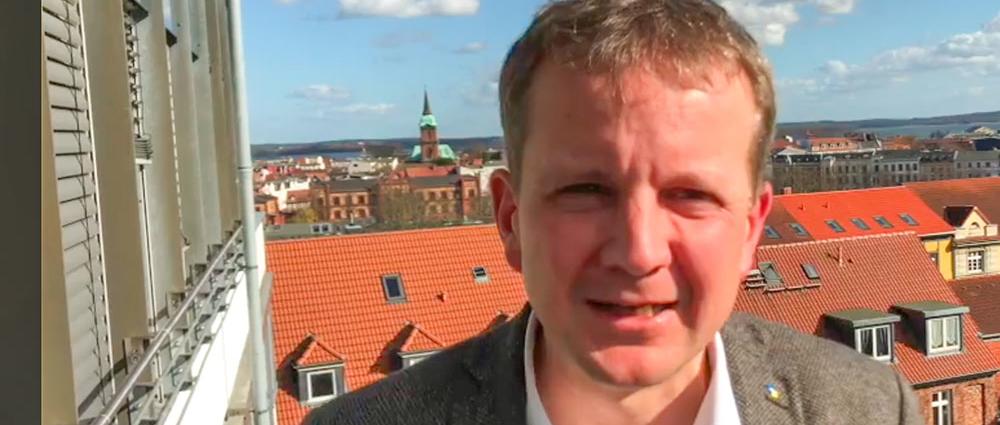 Oberbürgermeister Dr. Rico Badenschier verkündete im Video den ersten bestätigten Corona-Fall in Schwerin