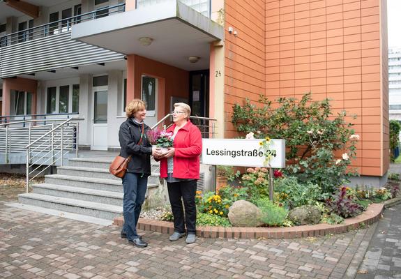 Seit drei Jahren wird der Vorgarten der Lessingstraße 24 immer bunter. Dafür engagiert sich Mieterin Ingrid Koch. Sie hat Freude daran und einen grünen Daumen.