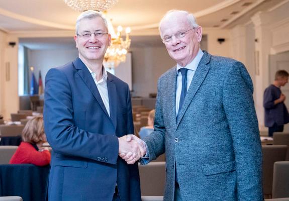 Hand drauf! WGS-Aufsichtsratsvorsitzender Daniel Meslien wird von Norbert Rethmann, Vorsitzender des Welterbevereins herzlich als Mitglied begrüßt