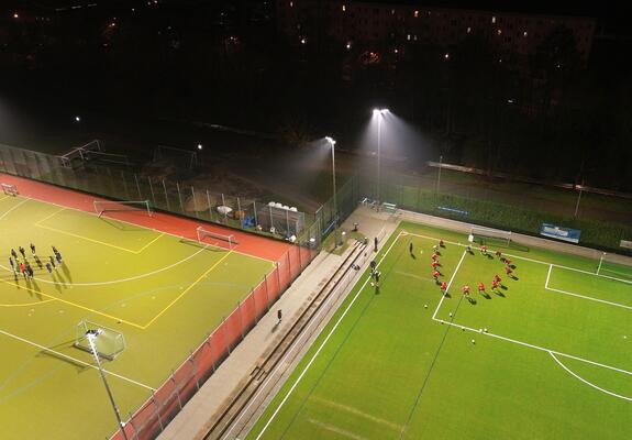 Die Modernisierung des Kunstrasenplatzes im Sportpark Lankow ist erfolgreich abgeschlossen. Durch intensiven Trainings- und Spielbetrieb war der Belag verschlissen und musste erneuert werden. Verbessert wurde auch das Umfeld des Platzes.