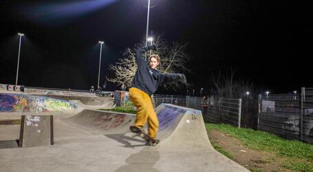 Für alle, die mit dem Board nicht nur auf flachen Wegen unterwegs sein möchten, bietet der Skaterpark in Lankow ganz viele Möglichkeiten, in den Halfpipes, mit Hindernissen und Schrägen ihre Kunststücke zu üben. I