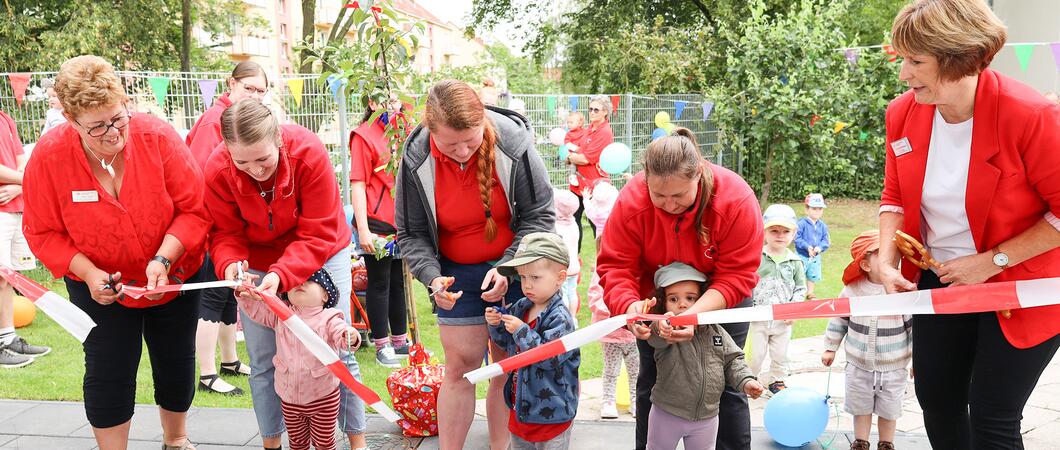 Stück für Stück verjüngt sich die Kneipp-Kita „Regenbogen“ in der Schweriner Weststadt. Nach aufwendiger Sanierung und Modernisierung des Kindergartens bekam der Krippenbereich endlich ein neues Gebäude mit moderner Ausstattung