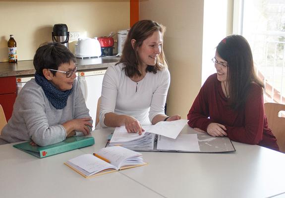 V.l.: Petra Heiert, Leiterin Julia Woyke und Christina Münster beim Meeting in der Gemeinschaftsetage, die auch von den Bewohnern mit Ihren Kindern genutzt wird