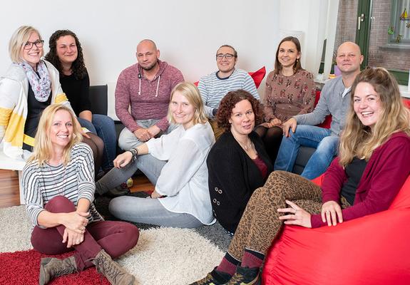 Das Team um Heike Gadtsch (links) kümmert sich in der Wismarschen Straße 151 um Familien und Jugendliche
