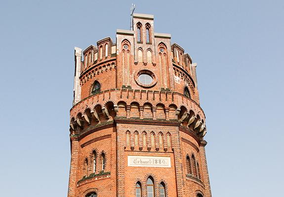 Seit 131 Jahren gibt es in Schwerin eine zentrale Wasserversorgung. Sie nahm ihren Anfang im  Stadtteil Neumühle, wo einst ein  Wasserwerk stand und noch heute der historische Wasserturm in das Betriebssystem eingebunden ist.