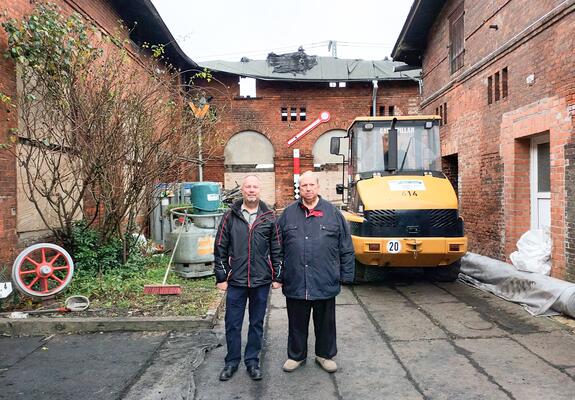 Viel haben die Mecklenburgischen Eisenbahnfreunde schon bewegt, nachdem ihr Museum im Juli 2023 abgebrannt war. Auf der Halle thront ein nagelneues Dach, momentan läuft die Entkernung des ehemaligen Eingangsbereiches.