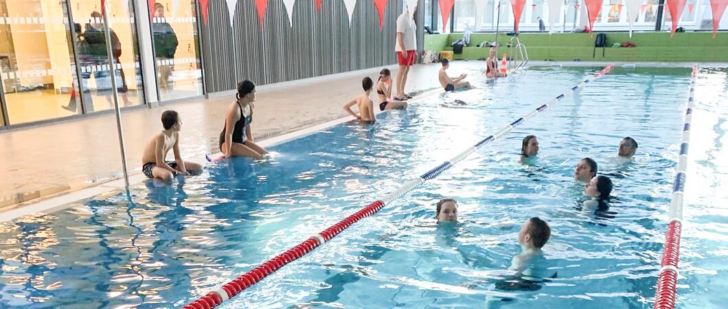 Immer weniger Kinder können sicher schwimmen. Nach einer Studie vom Umfrageinstitut ,,Forsa‘‘ konnten rund 20 Prozent der Kinder zwischen sechs und zehn Jahren im Jahr 2022 sogar überhaupt nicht schwimmen.