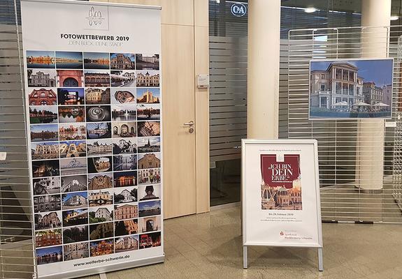 Die Fotografen zeigen in der Ausstellung vielseitige Blicke auf die Stadt
