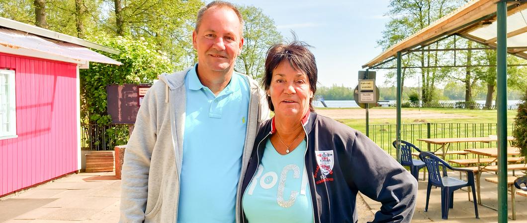 47 Jahre lang hat Marion Dahlmann die Freizeitanlage am Ostorfer See betrieben und viel Herzblut reingesteckt. Nun, mit 74 Jahren, will sie kürzertreten und übergibt an ihren Sohn Robert Dahlmann.