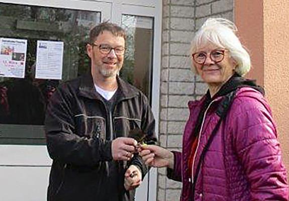 V.l.: Frank Manthey vom ZGM übergibt der Vorsitzenden des Vereins „Die Platte lebt e.V.“ Hanne Luhdo die Schlüssel für das Bertha-Klingberg-Haus