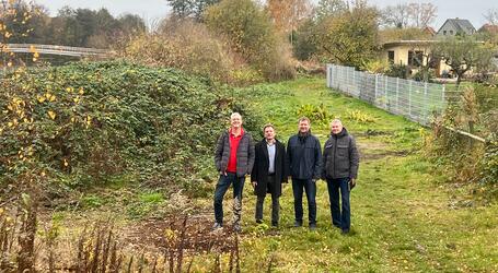 Lange ließ sich der Dwang nicht vollständig umrunden – im nördlichen Teil versperrte ein bis ans Wasser ausgedehnter Kleingarten Fußgängern und Radlern den Weg. Nun hat das ZGM eine Lösung gefunden