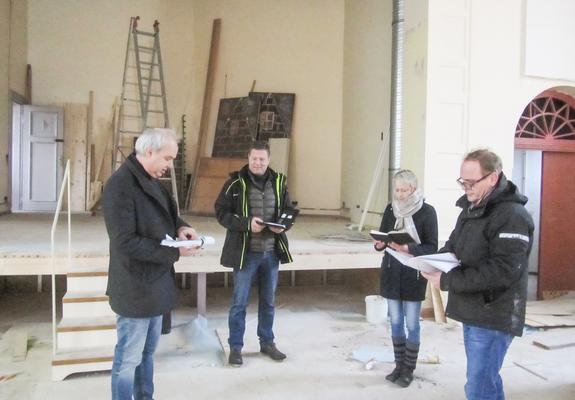V.l.: Architekt Jörn Willert (Stadt + Haus) aus Wismar mit Stephan Sörgel (Sörgel & Bunsen), Monique Ulbrich (Baltic Gebäudereinigung) und Peter Schulz (Bauunternehmen Michael Gabler)