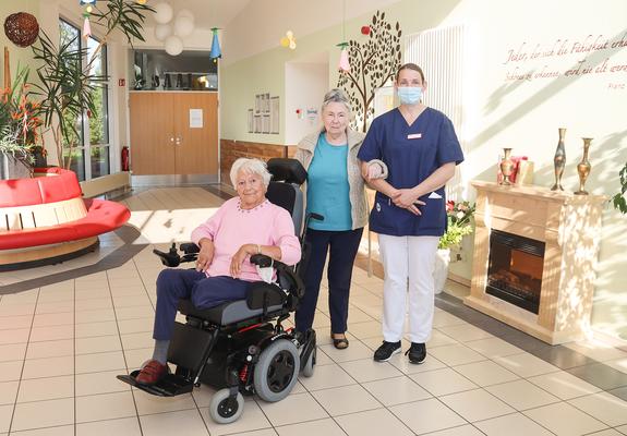 V.l.: Die Senioren Gertrud Grützmacher und Inge Siemund werden von Pflegerin Cindy Gonda zur Beschäftigung begleitet