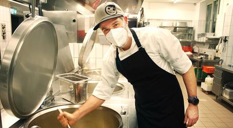 Ran an die Töpfe und los geht´s! Alexander Stoye freut sich auf die Vorbereitung für die neuen Wärmeorte, Fotos: Netzwerk für Menschen
