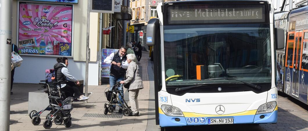 Beim Mobilitätstraining wird das Ein- und Aussteigen in Bus und Straßenbahn für Rollator- und E-Scooter-Nutzer geübt, Foto: maxpress