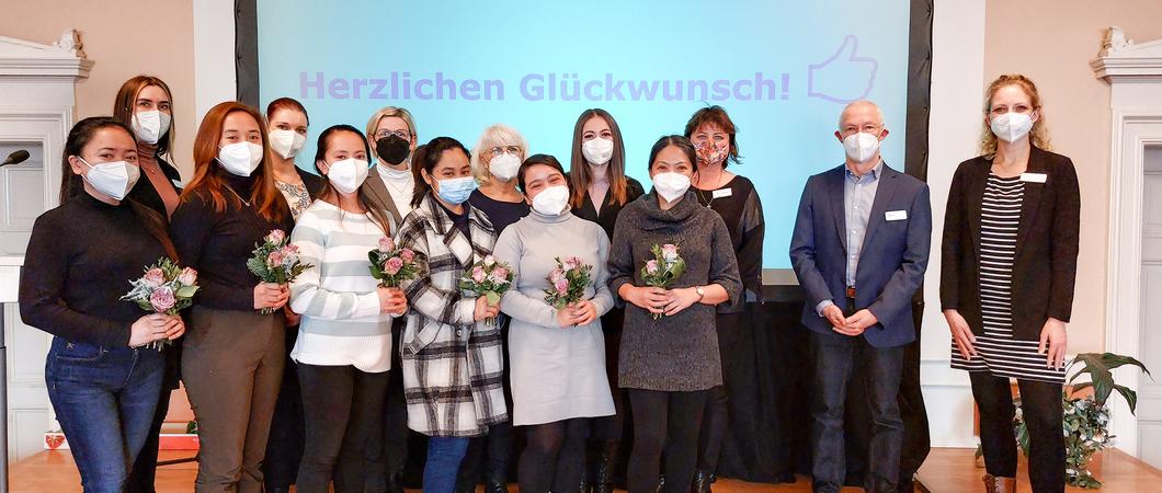 Ausländische Pflegekräfte, die über das Integrationsprogramm der Helios Kliniken Schwerin nach Deutschland kommen, arbeiten zunächst als Krankenpflegehelfer