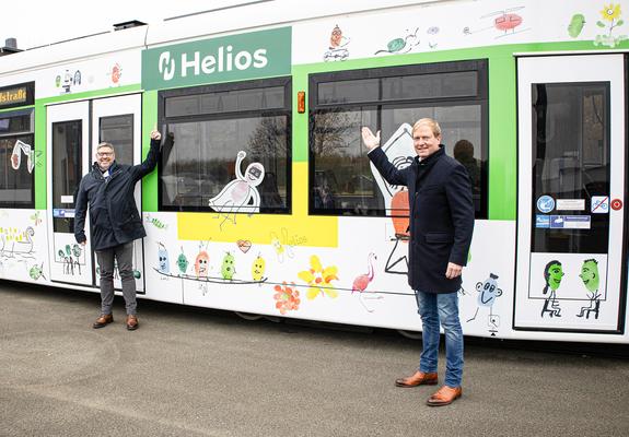Klinikgeschäftsführer Daniel Dellmann und NVS-Geschäftsführer Wilfried Eisenberg präsentieren die neue HELIOS-Bahn