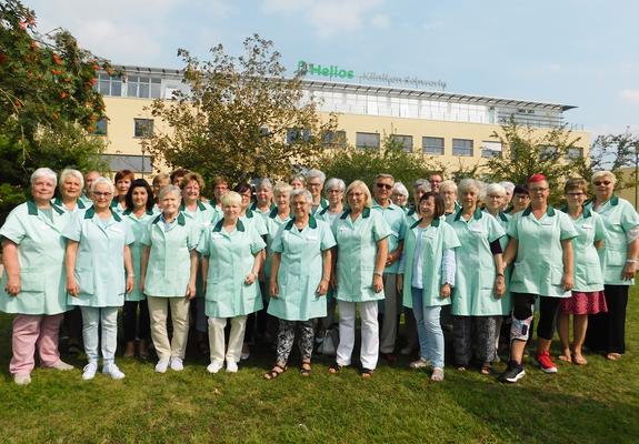 Seit 30 Jahren sind die Grünen Damen und Herren in Schwerin aktiv. Zwei Jahre nach der Gründung folgte der erste Einsatz im damaligen Medizinischen Zentrum. Die Grünen Damen und Herren sind aus dem Alltag der Helios Kliniken Schwerin nicht wegzudenken.