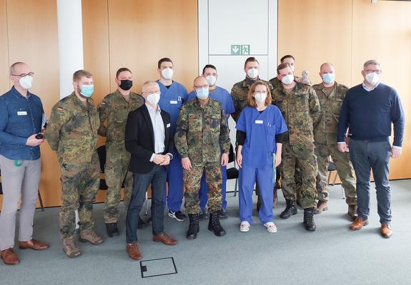 Seit dem 15. Dezember 2021 halfen Soldaten des Versorgungsbatallions 142 aus Hagenow in den Helios Kliniken Schwerin aus und unterstützten das Personal. Der Einsatz endete am 16. März.