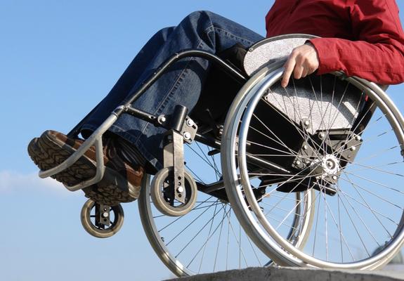 Bordsteine oder Stufen sind nach dem „Mobi-Training für Rollstuhlfahrer” vom Sanitätshaus STOLLE kein Problem mehr