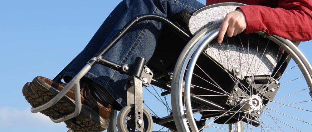 Bordsteine oder Stufen sind nach dem „Mobi-Training für Rollstuhlfahrer” vom Sanitätshaus STOLLE kein Problem mehr