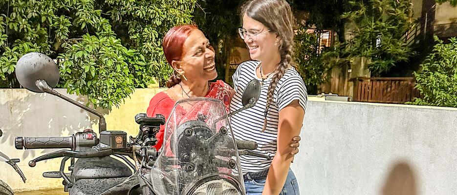 Alexia Mohr ist 24 Jahre jung, Psychologin und hat in ihrer Jugend schon mehr von der Welt gesehen als manche Menschen in ihrem gesamten Leben. Sie liebt Motorradfahren, Landschaften entdecken und neue Leute kennenlernen.