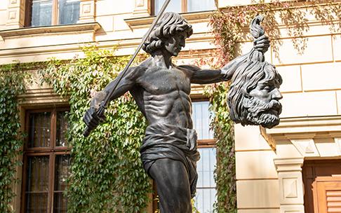 Skulptur-Denkmal-Schwerin-David-gegen-Goliath c maxpress liste