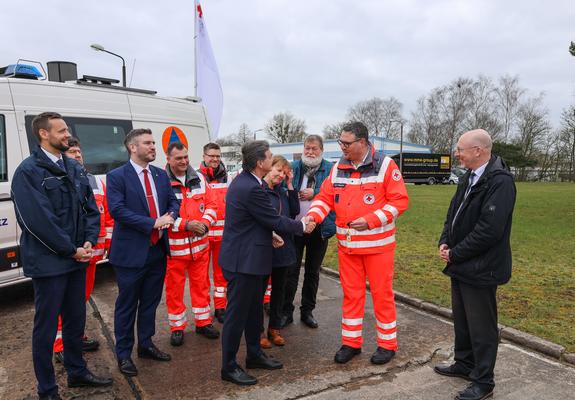 Innenminister Christian Pegel hat heute in Schwerin mit Ralph Tiesler, Präsident des Bundesamts für Bevölkerungsschutz und Katastrophenhilfe, drei neue Mannschaftstransportwagen übergeben