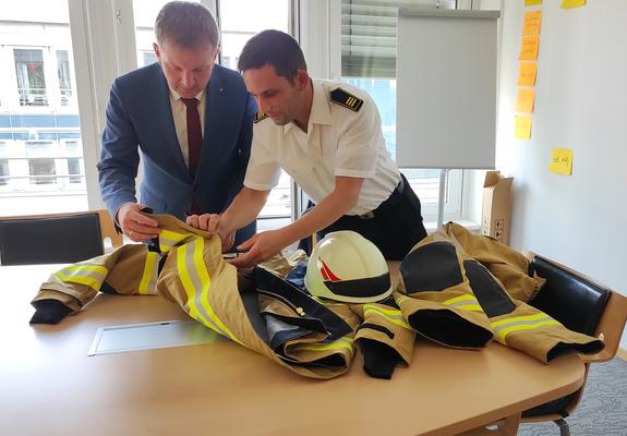Die Landeshauptstadt will die Angehörigen der fünf Freiwilligen Feuerwehren in Schwerin bis 2023 mit neuer Schutzkleidung ausstatten. Insgesamt müssen dafür 400 Kombinationen bestehend aus Jacke und Hose beschafft werden.