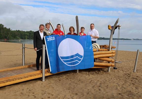 Zum dreizehnten Mal in Folge weht über dem beliebten Strand am Schweriner See die von der Deutschen Gesellschaft für Umwelterziehung vergebene Flagge.
