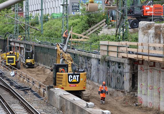 An der Wallstraßenbrücke müssen Bauabläufe umgeplant werden: Zwar wird der Ersatzneubau des Brückenbauwerks inclusive der erforderlichen Gleisbauarbeiten wie geplant im kommenden Jahr abgeschlossen.