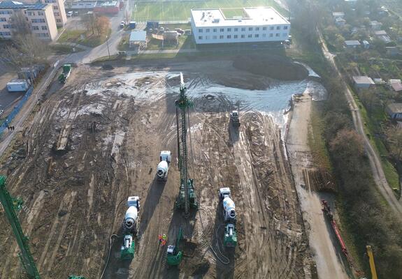 Der Parkplatz neben der Sport- und Kongresshalle ist nicht wiederzuerkennen: Zwei riesige Bohrgeräte stellen die 339 Betonpfähle für die Fundamente des neuen Radsportzentrum Mecklenburg-Vorpommern her.