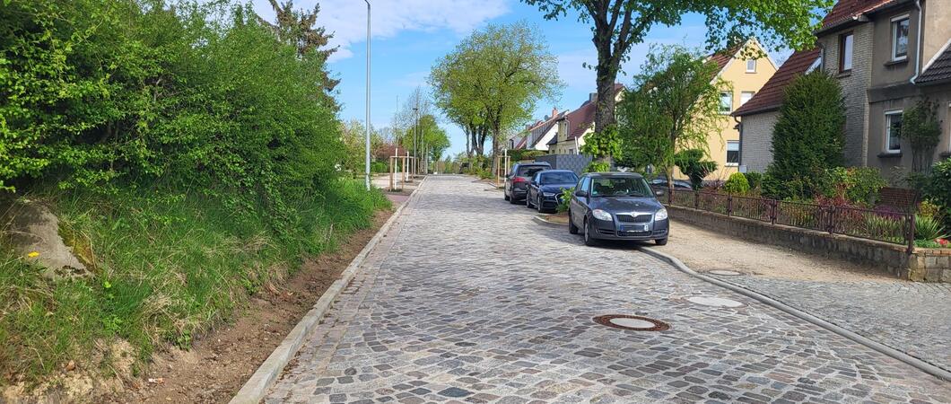 m ersten Bauabschnitt kann man die grundhaft sanierte Straße am Immensoll im Stadtteil Neumühle bereits bewundern, der zweite Bauabschnitt soll bis Herbst fertiggestellt werden. Die Landeshauptstadt saniert die Straße für insgesamt 2,3 Millionen Euro.