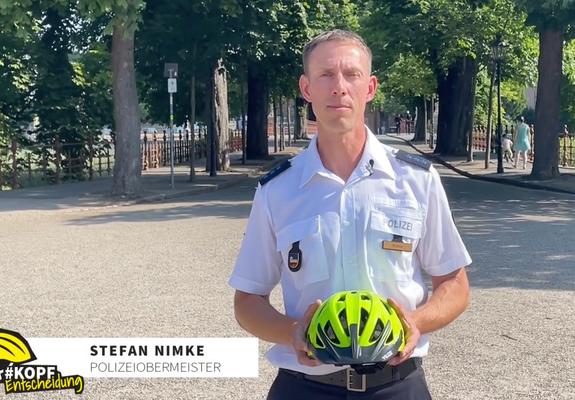 Bundesweit werben auf Initiative der Polizei Prominente für eine "Kopfentscheidung", die Leben retten kann: das Tragen eines Helms beim Fahrradfahren.