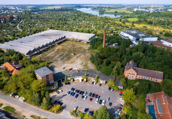 Das Gebiet um den ehemaligen Güterbahnhof im Nordwesten Schwerins, gelegen zwischen dem Obotritenring und dem Medeweger See, ist bereits seit vielen Jahren Gegenstand von Überlegungen zu einer städtebaulichen Erneuerung.
