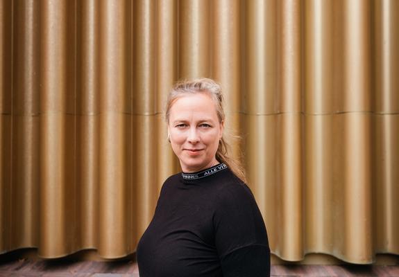 Nina Gühlstorff hat die Gesprächsreihe „Reden hilft!“ zu Beginn dieser Spielzeit am Mecklenburgischen Staatstheater ins Leben gerufen